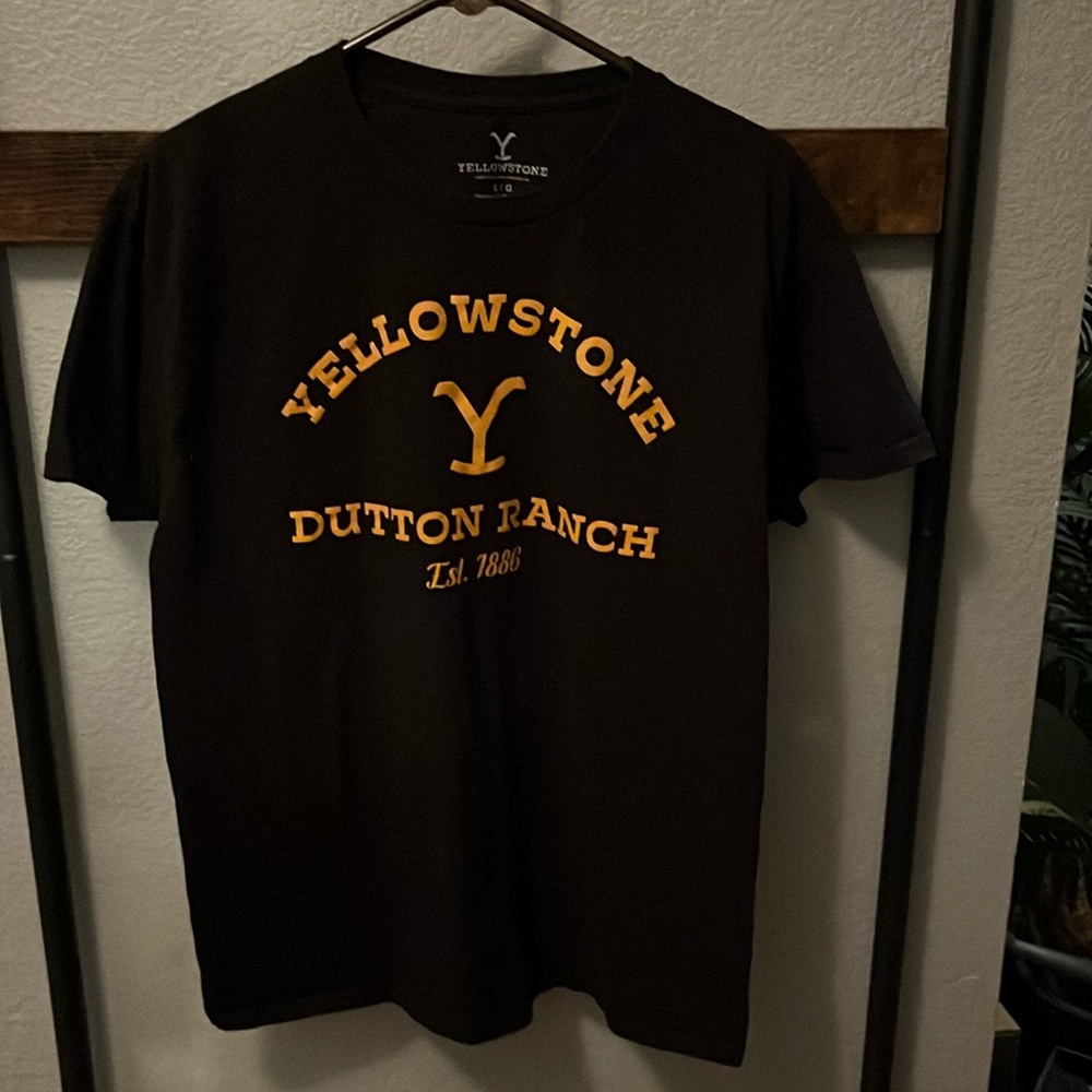 Yellowstone Dutton Ranch Tshirt size Large
No rips or tears